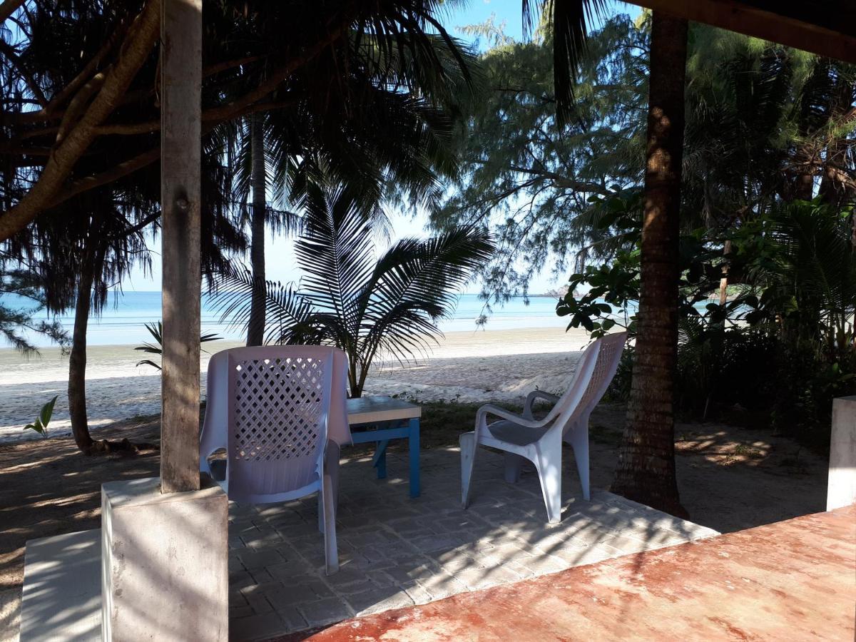 Phayam Friends Hotel เกาะพยาม ภายนอก รูปภาพ