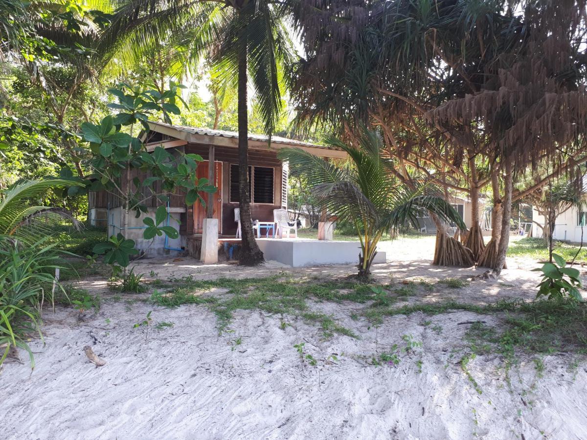 Phayam Friends Hotel เกาะพยาม ภายนอก รูปภาพ